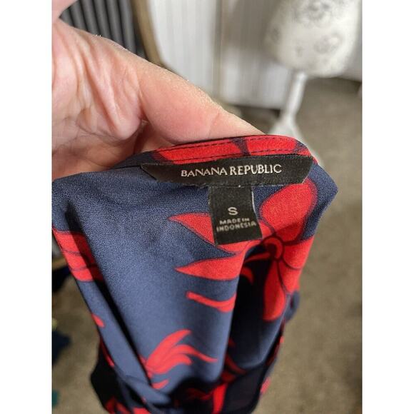 BANANA REPUBLIC Women’s Red Floral Navy Top Size Small Career Flowy - Picture 5 of 9